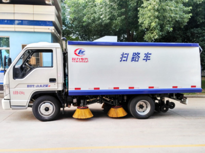福田小型掃路車與多功能路面養(yǎng)護(hù)解決方案